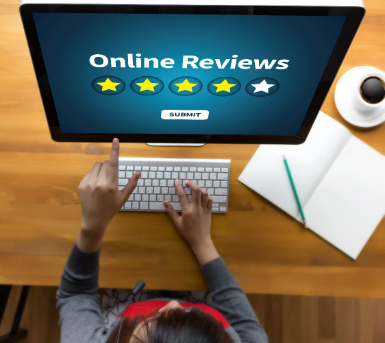 hand pointing at online review star icons